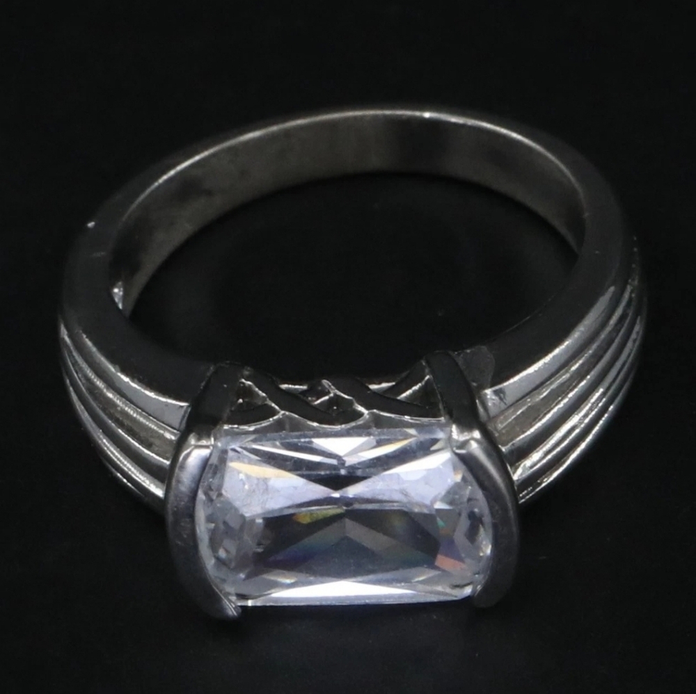 TRUE VINTAGE Silver Plated Bezel-Set White CZ Fluted Engagement Ring Size 8 - Picture 2 of 4